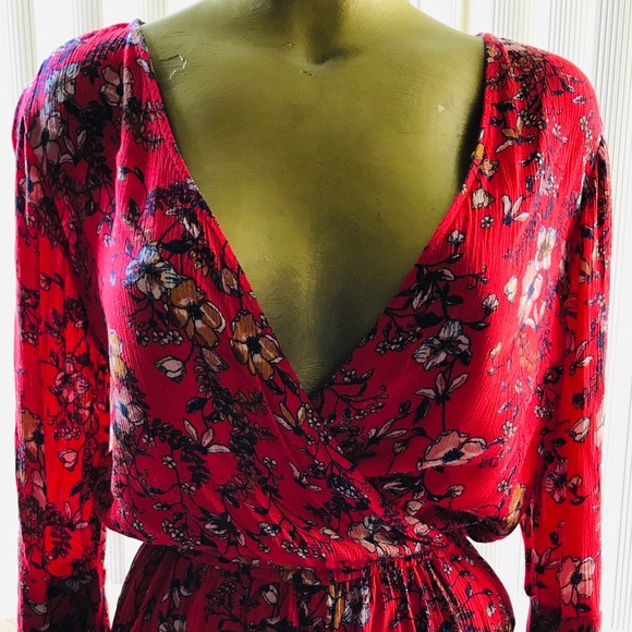 Beautiful NWOT Bell Sleeve FLORAL ROMPER Small - Picture 4 of 8